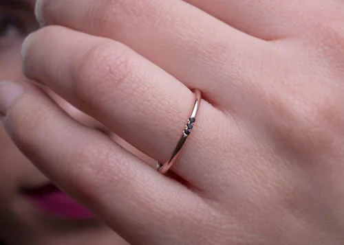 Vista 8 de Anillo delgado de mujer con 3 diamantes en oro macizo de 9K, 14K y 18K, fino hecho a mano, anillo midi, delicado anillo de diamantes, anillo