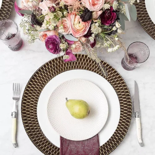 Vista 5 de Spsyrine Platos de carga rústicos de plástico de ratán sintético, juego de 6 elegantes cargadores de platos redondos para cenas, decorativos