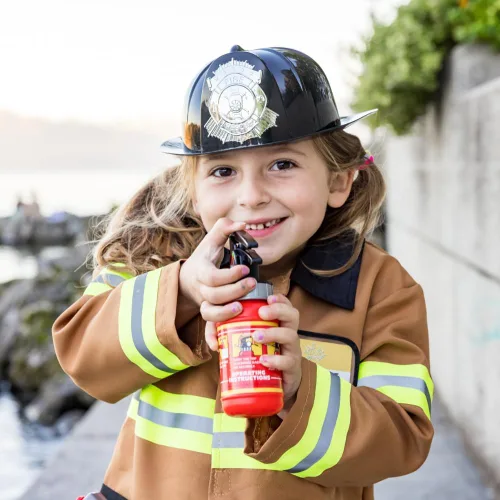 Vista 2 de Great Pretenders Conjunto de disfraz de bombero para niños pequeños y niños con casco, chaqueta y accesorios