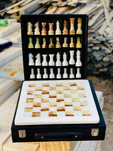 Vista 7 de Juego de ajedrez de mármol de 12 pulgadas con piezas talladas a mano, incluye caja de regalo de almacenamiento de piel sintética negra (coral negro)