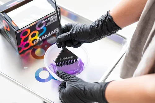 Vista 3 de FRAMAR Guantes negros desechables sin látex – Guantes de nitrilo extra pequeños negros, para tinte para el cabello, suministros de tatuajes