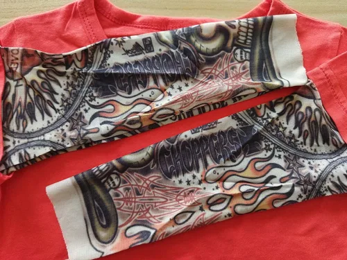 Vista 5 de Camisetas de manga de tatuaje con protección solar para niños pequeños, camisetas de moda para niños pequeños