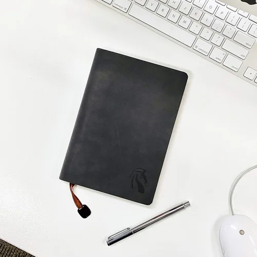 Vista 9 de LeStallion Bonito cuaderno negro a rayas, diario de piel sintética de tapa suave, papel de escritura de alta calidad de 120 GSM, 200 páginas