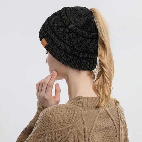 Vista 4 de Rosoz 1&2 Packs Ponytail Beanie for Women,Winter Warm Beanie Tail Soft Stretch Cable Knit Messy High Bun Hat