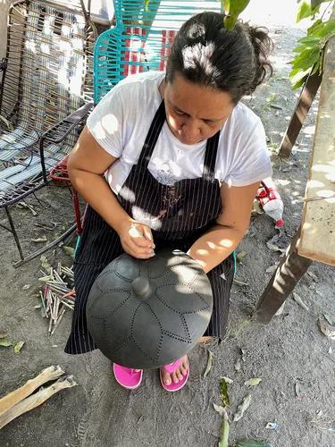 Vista 4 de Juego de 6 tazas de café de 4 onzas hechas a mano de arcilla negra sin esmaltar, hechas en Colombia, ecológicas
