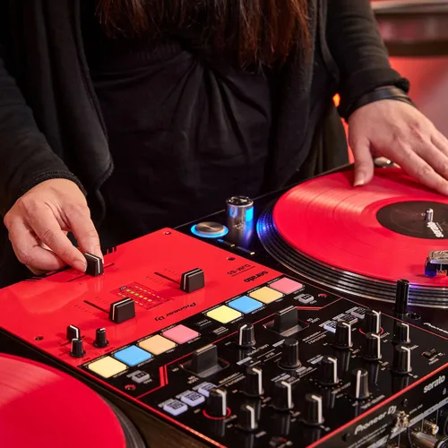 Vista 12 de Pioneer DJ DJM-S5 Mezclador de 2 canales para Serato DJ, rojo/negro