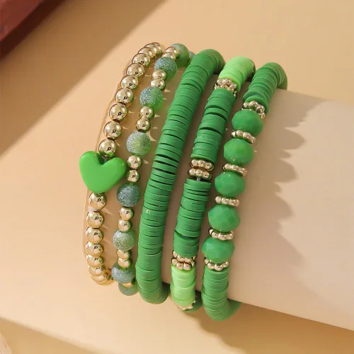 Vista 3 de Caiyao Juego de pulseras apilables de arcilla con corazón multicapa de Bohemia, pulseras elásticas con cuentas doradas de arcilla Heishi para Verde