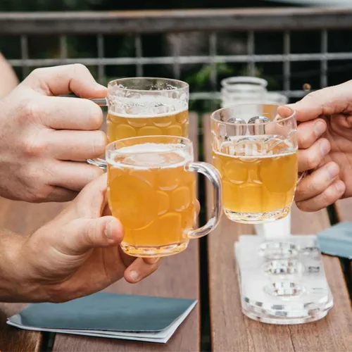 Vista 3 de Mini tazas de plástico para cerveza, 8 onzas, transparente con hoyuelos, adecuadas para niños/niños, aptas para lavavajillas, sin BPA (10 unidades)