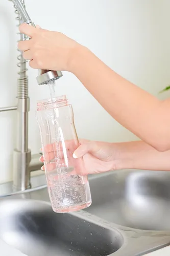 Vista 7 de Pogo Botella de agua reutilizable de plástico de 32 onzas, paquete de 2 con Aquaviva/Satén Rosa