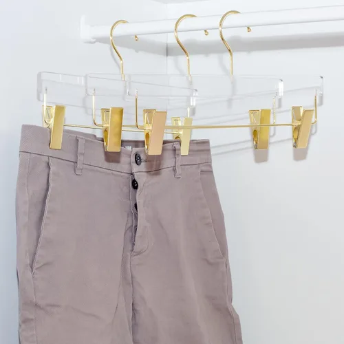 Vista 5 de HomeCube USA - Percha de acrílico transparente con ganchos y clips dorados, organizador resistente para faldas, pantalones y más, elegante diseño