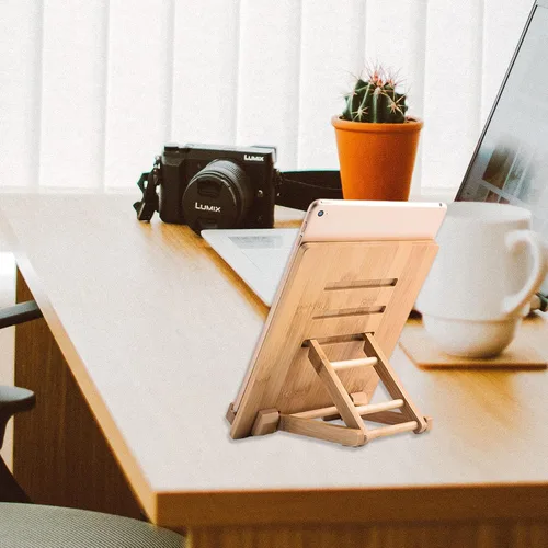 Vista 4 de Soporte para tableta de bambú Soporte ajustable plegable de madera para iPad con orificio cargable para escritorio iPad Soporte de cocina