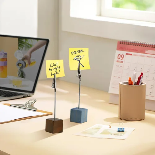 Vista 6 de JINGIHE 20 soportes para números de mesa con base de cubo, soporte de clips de notas de madera con clip de cocodrilo, colorido soporte para notas