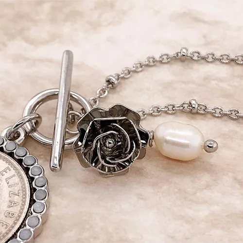 Vista 5 de American Coin Treasures Lucky British Sixpence and Rose - Collar con colgante de palanca en tono plateado, Base de metal, No es una piedra preciosa