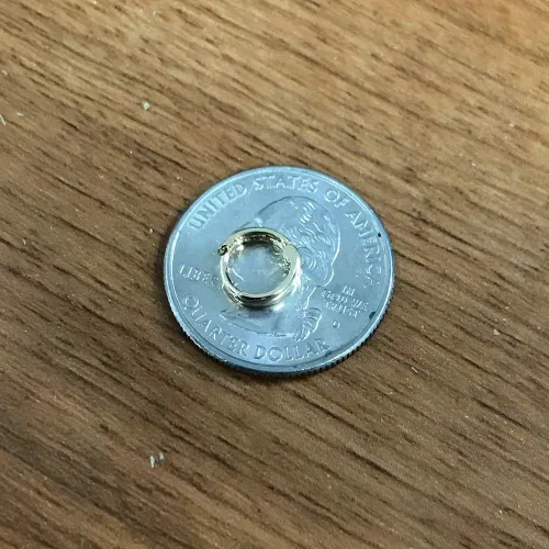 Vista 3 de Aretes de oro macizo de 14 quilates, tamaño PETITE, 0.098 in de ancho, diámetro interior, 0.236 in, cúpula, pequeños aretes de aro Huggie, Oro