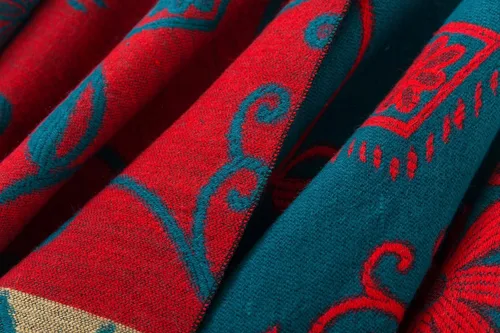 Vista 4 de Poncho con flecos, con estampado vintage, estilo retro, a la moda, para mujer. Capa, chal.