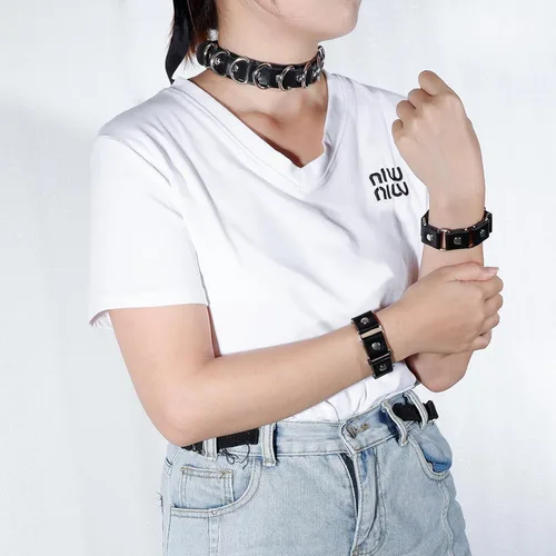 Vista 3 de Manfnee Gargantilla punk con cuello de espiga, collar de cuero sintético, pulsera ajustable gótica