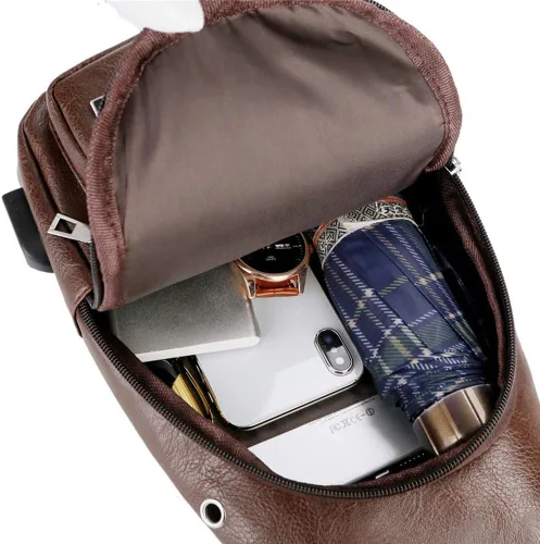 Vista 3 de ULemeili - Mochila bandolera de cuero con puerto de carga USB, para hombres y mujeres, bolsa cruzada de hombro para ciclismo, senderismo, ciclismo