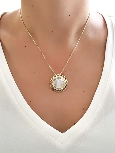 Vista 9 de LESLIE BOULES Medalla Virgen de Guadalupe Cadena chapada en oro de 18 quilates Joyería religiosa, Metal
