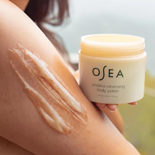 Vista 3 de OSEA Undaria - Esmalte corporal limpiador de 10 onzas, exfoliante corporal AHA con piedra pómez y algas marinas