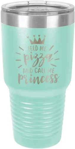 Vista 21 de Vaso grabado con pajita y tapa superior deslizante de acero inoxidable para viaje con texto en inglés "FEED ME PIZZA AND CALL ME PRINCESS