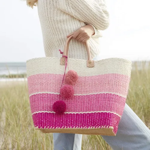 Vista 2 de Mar Y Sol Samana Ombre - Bolsa de playa con pompones y diseño de sisal