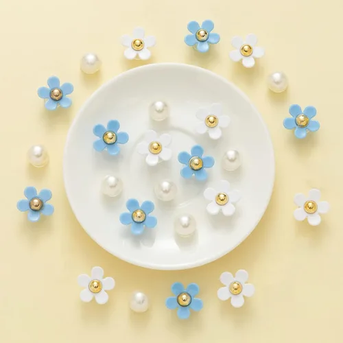 Vista 2 de NEVEGE Dijes de zapatos de flores para niñas, lindos dijes de diseño de flores para adultos, adolescentes, niños, decoración de zapatos Kawaii