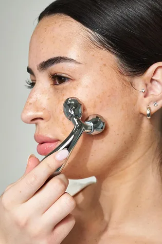 Vista 13 de Pacifica Future Youth Rodillo Facial de Acero Inoxidable – Masajeador Facial Dual de Enfriamiento Gua Sha para Esculpir, Contornear y Reducir