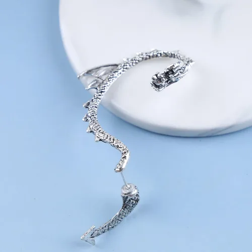 Vista 4 de Aneneiceera Aretes de oreja de dragón gótico, aretes dorados de dragón trepador, aretes largos de dragón exagerado, aretes de clip de cartílago