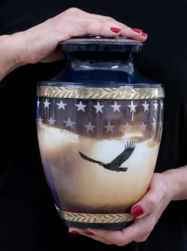 Vista 6 de Urna de cremación patriótica para cenizas humanas para adultos, macho, funeraria azul marino, recipiente de cremación para veteranos estadounidenses
