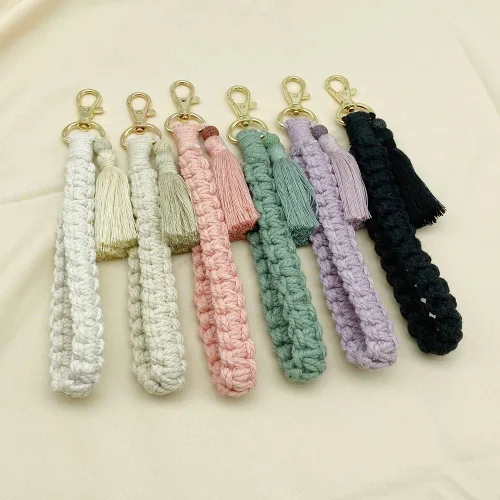 Vista 7 de Mlouye Llavero de pulsera de macramé bohemio, hecho a mano, para llaves, tejido de algodón, correa de soporte para pulsera para mujer