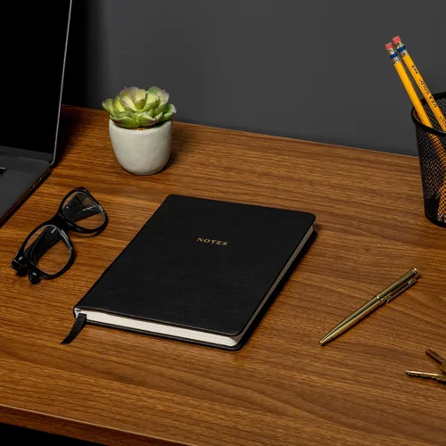 Vista 4 de WORLD TRAVELER Eccolo - Diario mediano con bolígrafo, cuaderno A5 de tapa dura negro y dorado con 256 páginas marfil, soporte para bolígrafo