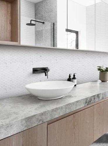 Vista 4 de 5 hojas de azulejos de mosaico de mármol de ingeniería para salpicaduras de cocina, suelo de baño de baño, colección hexagonal de 1 pulgada