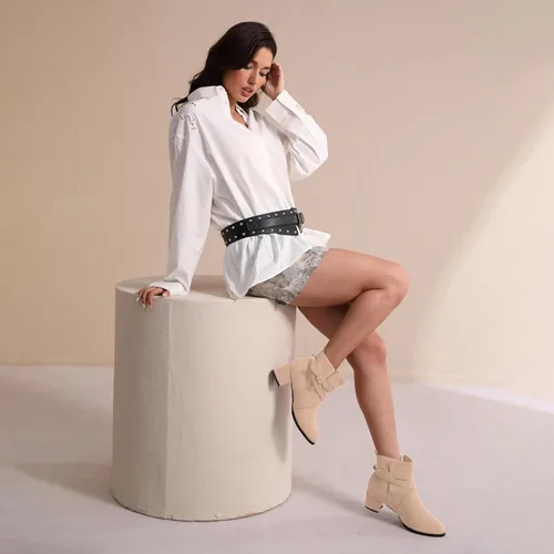 Vista 4 de NUMALEO Botas altas de ante con hebilla para mujer, estilo casual, punta redonda, tacón bajo y grueso, 2 pulgadas