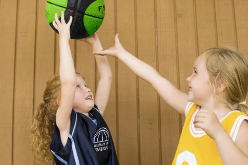 Vista 4 de Baloncesto para niños y niñas de 3/5 (22 pulgadas/27.5 pulgadas), baloncesto de goma de alta calidad para interiores y exteriores, para niños