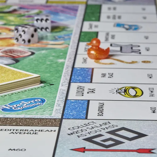 Vista 7 de Hasbro Gaming Monopoly Sparkle Edition Juego de mesa, juegos familiares, con fichas brillantes, dados nacarados, aspecto brillante