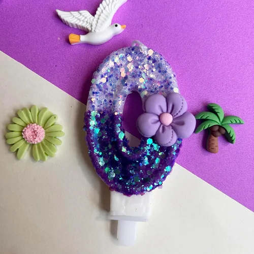 Vista 5 de Velas número 0, velas de cumpleaños con número de flor morada para pastel, velas de números morados que crean un ambiente romántico y cálido