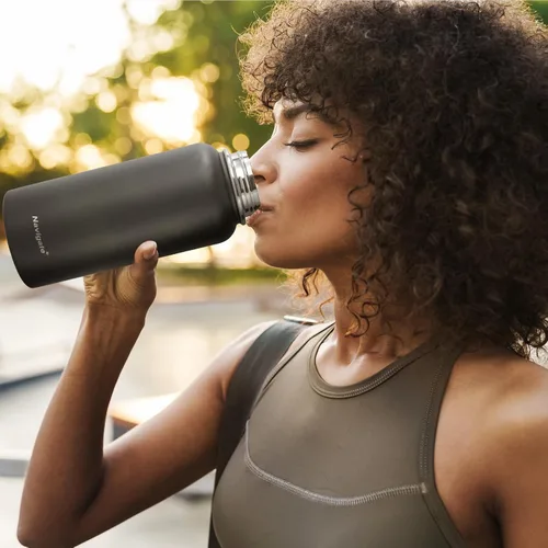 Vista 5 de Navigate Botella de agua aislada de 32 oz para deportes, mantiene el frío Negro