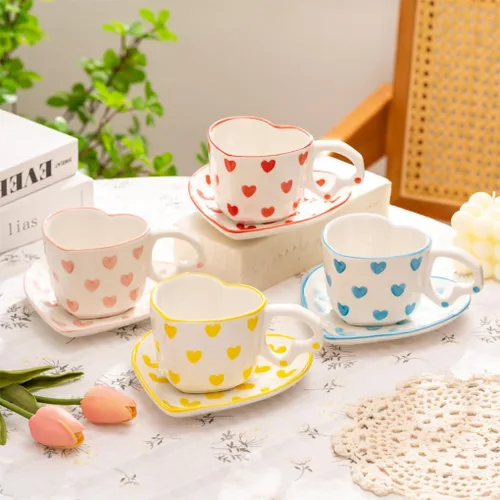 Vista 6 de WAIT FLY Juego de tazas de café de cerámica en forma de corazón con platillo, taza de té, taza de desayuno, plato de postre, rosa, 8 onzas
