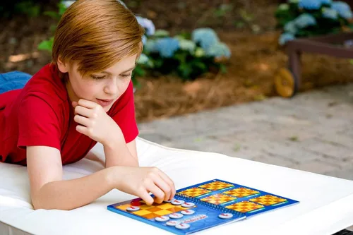 Vista 5 de ThinkFun Rompecabezas magnético de viaje de ajedrez solitario, juego de lógica atractivo y juguete STEM para niños y adultos, mejora la resolución