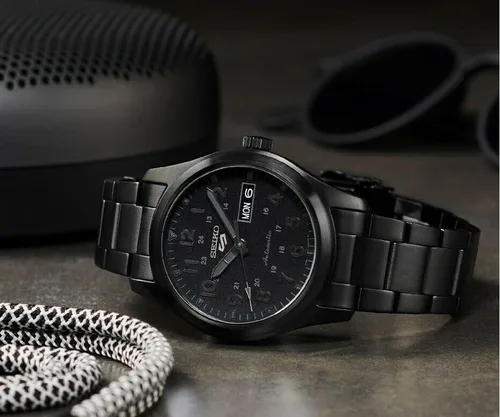 Vista 3 de Seiko 5 pulseras deportivas de acero inoxidable Stealth SRPJ09K1 Pulsera