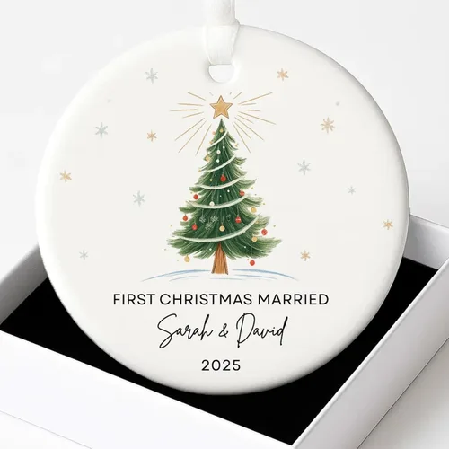 Vista 8 de Adorno personalizado de cerámica casada de nuestra primera Navidad (diseño C)