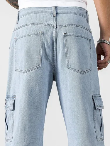 Vista 8 de Jeans para hombre con letras parcheadas con detalle de solapa, bolsillo lateral, jeans cargo para hombres
