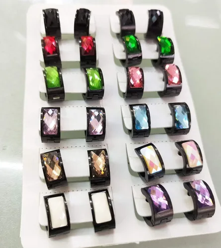 Vista 3 de Aretes de aro de acero inoxidable con cristal multicolor negro para hombres y mujeres