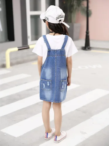 Vista 2 de KIDSCOOL SPACE Vestido de mezclilla para niñas, suéter de jeans rasgados