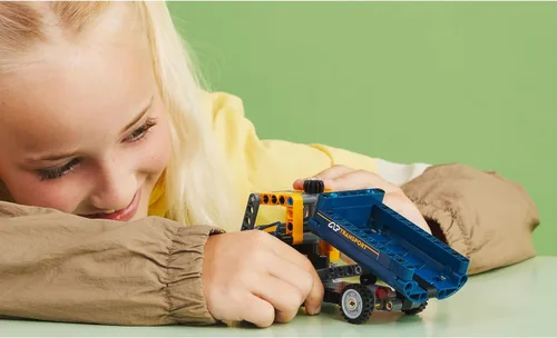 Vista 2 de LEGO Technic Camión Volquete 42147, Set de Juguete 2 en 1, Modelo de Vehículo de Construcción que se Transforma en Excavadora, Juguetes