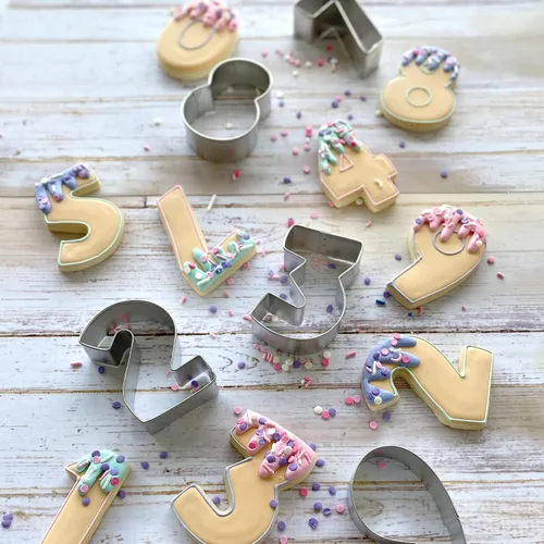 Vista 4 de R&M - Cortadores de galletas con números 1-9 con recortes. Juego de regalo de 9 piezas de 2.5 pulgadas