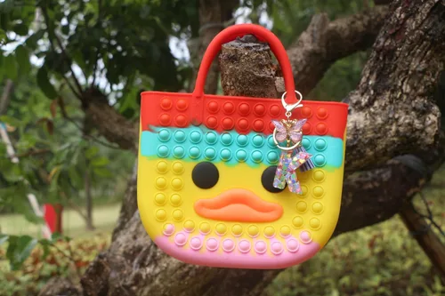 Vista 8 de SIGZKK Llavero con letra inicial de mariposa morada con borla para niñas y mujeres, llavero de corazón para mochila, cartera escolar, bolso