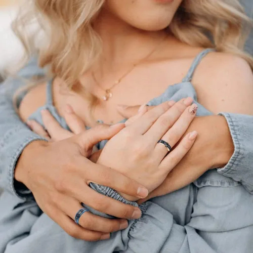 Vista 2 de Anillos de promesa personalizados a juego para parejas, anillos infinitos, mejores amigos, anillos de boda de acero inoxidable para él y ella