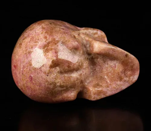 Vista 7 de Skullis Calavera de cristal de rodonita rosa y negra, escultura de arte fino de piedras preciosas talladas a mano, estatua de piedra curativa