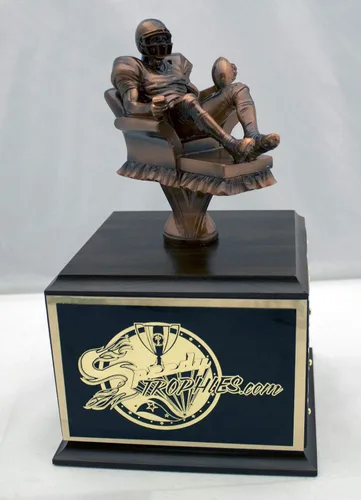 Vista 2 de Fantasy Football Trophy - Sillón (18 años), diseño de trofeo de fútbol